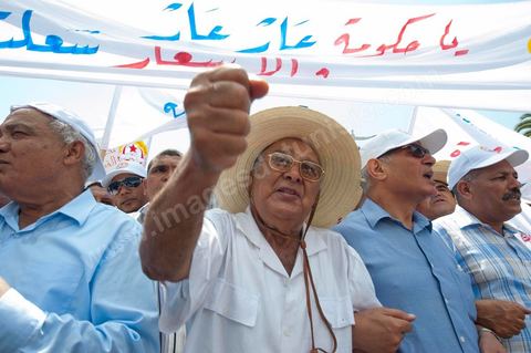 15 août 2011 : Abdessalem JRAD, Secrétaire Général de l'UGGT et Ahmed BRAHIM, secrétaire général du Parti démocrate Ettajdid à la maNif de l'UGGT. L'Union Générale Tunisienne du Travail a organisé une marche de protestation ''pour la réalisation des objectifs de la révolution et en mémoire des martyrs'' qui a débuté lundi 15 août 2011 à midi devant la bourse du travail à Tunis avant de parcourir l'avenue Mohamed V et de se disperser devant la place des droits de l'Homme.Ont participé à cette marche, les structures régionales et locales de base de l'Union, des partis politiques, des personnalités nationales, des composantes de la société civile, des intellectuels et des artistes.Les manifestants ont exprimé des revendications à caractère social et politique exigeant notamment le départ du Gouvernement de transition et de demander des comptes aux symboles de la corruption, notamment par une restitution des avoirs du peuple, spoliés par la famille du président déchu, la réforme de la Justice et l'emploi aux chômeurs.Les manifestants ont dénoncé la hausse des prix et appelé au respect des principes de la révolution et à la fidélité au sang des martyrs.La marche a été marquée par un arrêt symbolique devant le siège de l'ancien Rassemblement Constitutionnel Démocratique dissous."La Tunisie libre et les voleurs dehors", "Peuple, révolte-toi contre les restants de la dictature", "Pas de liberté, pas de retour, pour les bandes du destour" ont scandé les manifestants.