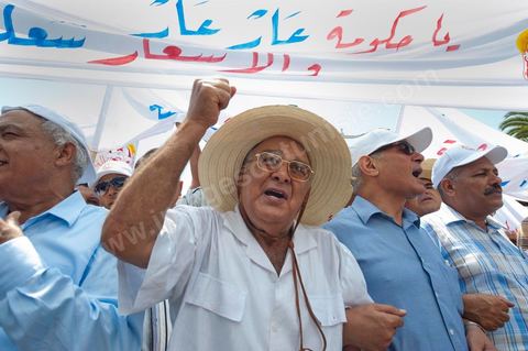 15 août 2011 : Abdessalem JRAD, Secrétaire Général de l'UGGT et Ahmed BRAHIM, secrétaire général du Parti démocrate Ettajdid à la maNif de l'UGGT. L'Union Générale Tunisienne du Travail a organisé une marche de protestation ''pour la réalisation des objectifs de la révolution et en mémoire des martyrs'' qui a débuté lundi 15 août 2011 à midi devant la bourse du travail à Tunis avant de parcourir l'avenue Mohamed V et de se disperser devant la place des droits de l'Homme.Ont participé à cette marche, les structures régionales et locales de base de l'Union, des partis politiques, des personnalités nationales, des composantes de la société civile, des intellectuels et des artistes.Les manifestants ont exprimé des revendications à caractère social et politique exigeant notamment le départ du Gouvernement de transition et de demander des comptes aux symboles de la corruption, notamment par une restitution des avoirs du peuple, spoliés par la famille du président déchu, la réforme de la Justice et l'emploi aux chômeurs.Les manifestants ont dénoncé la hausse des prix et appelé au respect des principes de la révolution et à la fidélité au sang des martyrs.La marche a été marquée par un arrêt symbolique devant le siège de l'ancien Rassemblement Constitutionnel Démocratique dissous."La Tunisie libre et les voleurs dehors", "Peuple, révolte-toi contre les restants de la dictature", "Pas de liberté, pas de retour, pour les bandes du destour" ont scandé les manifestants.