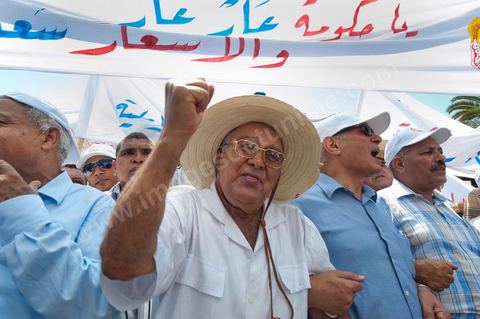 15 août 2011 : Abdessalem JRAD, Secrétaire Général de l'UGGT et Ahmed BRAHIM, secrétaire général du Parti démocrate Ettajdid à la maNif de l'UGGT. L'Union Générale Tunisienne du Travail a organisé une marche de protestation ''pour la réalisation des objectifs de la révolution et en mémoire des martyrs'' qui a débuté lundi 15 août 2011 à midi devant la bourse du travail à Tunis avant de parcourir l'avenue Mohamed V et de se disperser devant la place des droits de l'Homme.Ont participé à cette marche, les structures régionales et locales de base de l'Union, des partis politiques, des personnalités nationales, des composantes de la société civile, des intellectuels et des artistes.Les manifestants ont exprimé des revendications à caractère social et politique exigeant notamment le départ du Gouvernement de transition et de demander des comptes aux symboles de la corruption, notamment par une restitution des avoirs du peuple, spoliés par la famille du président déchu, la réforme de la Justice et l'emploi aux chômeurs.Les manifestants ont dénoncé la hausse des prix et appelé au respect des principes de la révolution et à la fidélité au sang des martyrs.La marche a été marquée par un arrêt symbolique devant le siège de l'ancien Rassemblement Constitutionnel Démocratique dissous."La Tunisie libre et les voleurs dehors", "Peuple, révolte-toi contre les restants de la dictature", "Pas de liberté, pas de retour, pour les bandes du destour" ont scandé les manifestants.