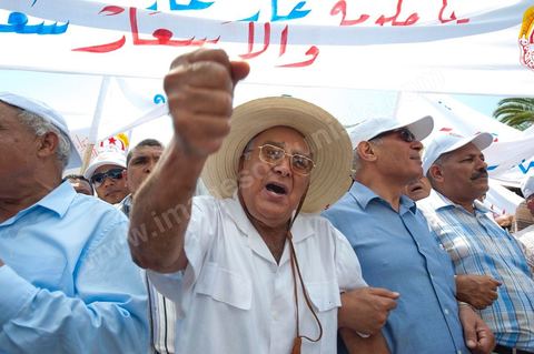 15 août 2011 : Abdessalem JRAD, Secrétaire Général de l'UGGT et Ahmed BRAHIM, secrétaire général du Parti démocrate Ettajdid à la maNif de l'UGGT. L'Union Générale Tunisienne du Travail a organisé une marche de protestation ''pour la réalisation des objectifs de la révolution et en mémoire des martyrs'' qui a débuté lundi 15 août 2011 à midi devant la bourse du travail à Tunis avant de parcourir l'avenue Mohamed V et de se disperser devant la place des droits de l'Homme.Ont participé à cette marche, les structures régionales et locales de base de l'Union, des partis politiques, des personnalités nationales, des composantes de la société civile, des intellectuels et des artistes.Les manifestants ont exprimé des revendications à caractère social et politique exigeant notamment le départ du Gouvernement de transition et de demander des comptes aux symboles de la corruption, notamment par une restitution des avoirs du peuple, spoliés par la famille du président déchu, la réforme de la Justice et l'emploi aux chômeurs.Les manifestants ont dénoncé la hausse des prix et appelé au respect des principes de la révolution et à la fidélité au sang des martyrs.La marche a été marquée par un arrêt symbolique devant le siège de l'ancien Rassemblement Constitutionnel Démocratique dissous."La Tunisie libre et les voleurs dehors", "Peuple, révolte-toi contre les restants de la dictature", "Pas de liberté, pas de retour, pour les bandes du destour" ont scandé les manifestants.