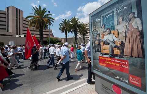 15 août 2011 : L'Union Générale Tunisienne du Travail a organisé une marche de protestation ''pour la réalisation des objectifs de la révolution et en mémoire des martyrs'' qui a débuté lundi 15 août 2011 à midi devant la bourse du travail à Tunis avant de parcourir l'avenue Mohamed V et de se disperser devant la place des droits de l'Homme.Ont participé à cette marche, les structures régionales et locales de base de l'Union, des partis politiques, des personnalités nationales, des composantes de la société civile, des intellectuels et des artistes.Les manifestants ont exprimé des revendications à caractère social et politique exigeant notamment le départ du Gouvernement de transition et de demander des comptes aux symboles de la corruption, notamment par une restitution des avoirs du peuple, spoliés par la famille du président déchu, la réforme de la Justice et l'emploi aux chômeurs.Les manifestants ont dénoncé la hausse des prix et appelé au respect des principes de la révolution et à la fidélité au sang des martyrs.La marche a été marquée par un arrêt symbolique devant le siège de l'ancien Rassemblement Constitutionnel Démocratique dissous."La Tunisie libre et les voleurs dehors", "Peuple, révolte-toi contre les restants de la dictature", "Pas de liberté, pas de retour, pour les bandes du destour" ont scandé les manifestants.