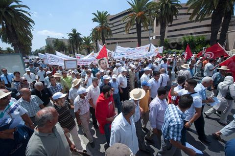 15 août 2011 : L'Union Générale Tunisienne du Travail a organisé une marche de protestation ''pour la réalisation des objectifs de la révolution et en mémoire des martyrs'' qui a débuté lundi 15 août 2011 à midi devant la bourse du travail à Tunis avant de parcourir l'avenue Mohamed V et de se disperser devant la place des droits de l'Homme.Ont participé à cette marche, les structures régionales et locales de base de l'Union, des partis politiques, des personnalités nationales, des composantes de la société civile, des intellectuels et des artistes.Les manifestants ont exprimé des revendications à caractère social et politique exigeant notamment le départ du Gouvernement de transition et de demander des comptes aux symboles de la corruption, notamment par une restitution des avoirs du peuple, spoliés par la famille du président déchu, la réforme de la Justice et l'emploi aux chômeurs.Les manifestants ont dénoncé la hausse des prix et appelé au respect des principes de la révolution et à la fidélité au sang des martyrs.La marche a été marquée par un arrêt symbolique devant le siège de l'ancien Rassemblement Constitutionnel Démocratique dissous."La Tunisie libre et les voleurs dehors", "Peuple, révolte-toi contre les restants de la dictature", "Pas de liberté, pas de retour, pour les bandes du destour" ont scandé les manifestants.