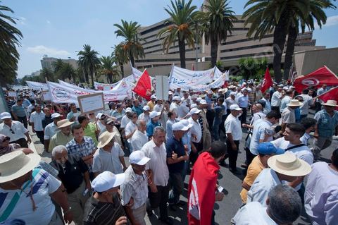 15 août 2011 : L'Union Générale Tunisienne du Travail a organisé une marche de protestation ''pour la réalisation des objectifs de la révolution et en mémoire des martyrs'' qui a débuté lundi 15 août 2011 à midi devant la bourse du travail à Tunis avant de parcourir l'avenue Mohamed V et de se disperser devant la place des droits de l'Homme.Ont participé à cette marche, les structures régionales et locales de base de l'Union, des partis politiques, des personnalités nationales, des composantes de la société civile, des intellectuels et des artistes.Les manifestants ont exprimé des revendications à caractère social et politique exigeant notamment le départ du Gouvernement de transition et de demander des comptes aux symboles de la corruption, notamment par une restitution des avoirs du peuple, spoliés par la famille du président déchu, la réforme de la Justice et l'emploi aux chômeurs.Les manifestants ont dénoncé la hausse des prix et appelé au respect des principes de la révolution et à la fidélité au sang des martyrs.La marche a été marquée par un arrêt symbolique devant le siège de l'ancien Rassemblement Constitutionnel Démocratique dissous."La Tunisie libre et les voleurs dehors", "Peuple, révolte-toi contre les restants de la dictature", "Pas de liberté, pas de retour, pour les bandes du destour" ont scandé les manifestants.
