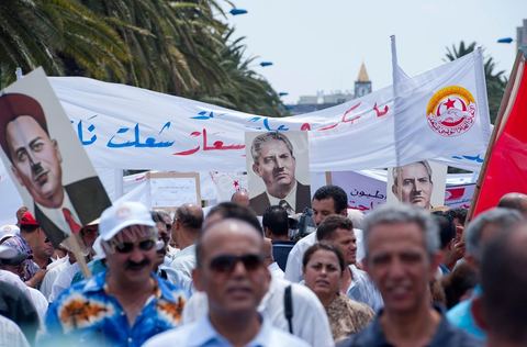 15 août 2011 : L'Union Générale Tunisienne du Travail a organisé une marche de protestation ''pour la réalisation des objectifs de la révolution et en mémoire des martyrs'' qui a débuté lundi 15 août 2011 à midi devant la bourse du travail à Tunis avant de parcourir l'avenue Mohamed V et de se disperser devant la place des droits de l'Homme.Ont participé à cette marche, les structures régionales et locales de base de l'Union, des partis politiques, des personnalités nationales, des composantes de la société civile, des intellectuels et des artistes.Les manifestants ont exprimé des revendications à caractère social et politique exigeant notamment le départ du Gouvernement de transition et de demander des comptes aux symboles de la corruption, notamment par une restitution des avoirs du peuple, spoliés par la famille du président déchu, la réforme de la Justice et l'emploi aux chômeurs.Les manifestants ont dénoncé la hausse des prix et appelé au respect des principes de la révolution et à la fidélité au sang des martyrs.La marche a été marquée par un arrêt symbolique devant le siège de l'ancien Rassemblement Constitutionnel Démocratique dissous."La Tunisie libre et les voleurs dehors", "Peuple, révolte-toi contre les restants de la dictature", "Pas de liberté, pas de retour, pour les bandes du destour" ont scandé les manifestants.