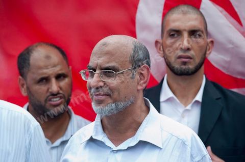 15 août 2011 : Hamadi JEBALI, n°2 du parti à tendance islamique Ennahda et ses gardes du corps à la manif de l'UGGT. L'Union Générale Tunisienne du Travail a organisé une marche de protestation ''pour la réalisation des objectifs de la révolution et en mémoire des martyrs'' qui a débuté lundi 15 août 2011 à midi devant la bourse du travail à Tunis avant de parcourir l'avenue Mohamed V et de se disperser devant la place des droits de l'Homme.Ont participé à cette marche, les structures régionales et locales de base de l'Union, des partis politiques, des personnalités nationales, des composantes de la société civile, des intellectuels et des artistes.Les manifestants ont exprimé des revendications à caractère social et politique exigeant notamment le départ du Gouvernement de transition et de demander des comptes aux symboles de la corruption, notamment par une restitution des avoirs du peuple, spoliés par la famille du président déchu, la réforme de la Justice et l'emploi aux chômeurs.Les manifestants ont dénoncé la hausse des prix et appelé au respect des principes de la révolution et à la fidélité au sang des martyrs.La marche a été marquée par un arrêt symbolique devant le siège de l'ancien Rassemblement Constitutionnel Démocratique dissous."La Tunisie libre et les voleurs dehors", "Peuple, révolte-toi contre les restants de la dictature", "Pas de liberté, pas de retour, pour les bandes du destour" ont scandé les manifestants.