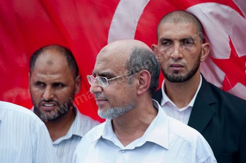 15 août 2011 : Hamadi JEBALI, n°2 du parti à tendance islamique Ennahda et ses gardes du corps à la manif de l'UGGT. L'Union Générale Tunisienne du Travail a organisé une marche de protestation ''pour la réalisation des objectifs de la révolution et en mémoire des martyrs'' qui a débuté lundi 15 août 2011 à midi devant la bourse du travail à Tunis avant de parcourir l'avenue Mohamed V et de se disperser devant la place des droits de l'Homme.Ont participé à cette marche, les structures régionales et locales de base de l'Union, des partis politiques, des personnalités nationales, des composantes de la société civile, des intellectuels et des artistes.Les manifestants ont exprimé des revendications à caractère social et politique exigeant notamment le départ du Gouvernement de transition et de demander des comptes aux symboles de la corruption, notamment par une restitution des avoirs du peuple, spoliés par la famille du président déchu, la réforme de la Justice et l'emploi aux chômeurs.Les manifestants ont dénoncé la hausse des prix et appelé au respect des principes de la révolution et à la fidélité au sang des martyrs.La marche a été marquée par un arrêt symbolique devant le siège de l'ancien Rassemblement Constitutionnel Démocratique dissous."La Tunisie libre et les voleurs dehors", "Peuple, révolte-toi contre les restants de la dictature", "Pas de liberté, pas de retour, pour les bandes du destour" ont scandé les manifestants.