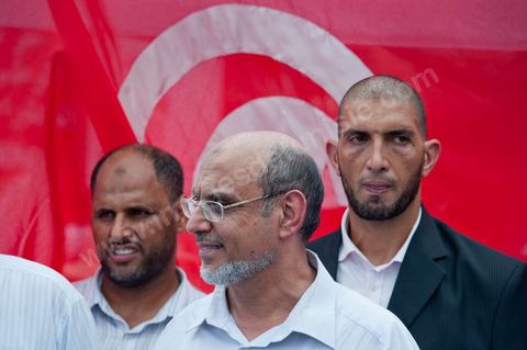 15 août 2011 : Hamadi JEBALI, n°2 du parti à tendance islamique Ennahda et ses gardes du corps à la manif de l'UGGT. L'Union Générale Tunisienne du Travail a organisé une marche de protestation ''pour la réalisation des objectifs de la révolution et en mémoire des martyrs'' qui a débuté lundi 15 août 2011 à midi devant la bourse du travail à Tunis avant de parcourir l'avenue Mohamed V et de se disperser devant la place des droits de l'Homme.Ont participé à cette marche, les structures régionales et locales de base de l'Union, des partis politiques, des personnalités nationales, des composantes de la société civile, des intellectuels et des artistes.Les manifestants ont exprimé des revendications à caractère social et politique exigeant notamment le départ du Gouvernement de transition et de demander des comptes aux symboles de la corruption, notamment par une restitution des avoirs du peuple, spoliés par la famille du président déchu, la réforme de la Justice et l'emploi aux chômeurs.Les manifestants ont dénoncé la hausse des prix et appelé au respect des principes de la révolution et à la fidélité au sang des martyrs.La marche a été marquée par un arrêt symbolique devant le siège de l'ancien Rassemblement Constitutionnel Démocratique dissous."La Tunisie libre et les voleurs dehors", "Peuple, révolte-toi contre les restants de la dictature", "Pas de liberté, pas de retour, pour les bandes du destour" ont scandé les manifestants.