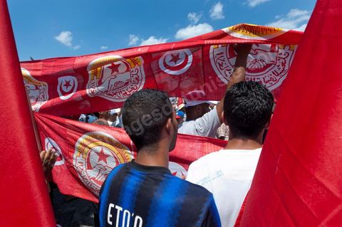 15 août 2011 : L'Union Générale Tunisienne du Travail a organisé une marche de protestation ''pour la réalisation des objectifs de la révolution et en mémoire des martyrs'' qui a débuté lundi 15 août 2011 à midi devant la bourse du travail à Tunis avant de parcourir l'avenue Mohamed V et de se disperser devant la place des droits de l'Homme.Ont participé à cette marche, les structures régionales et locales de base de l'Union, des partis politiques, des personnalités nationales, des composantes de la société civile, des intellectuels et des artistes.Les manifestants ont exprimé des revendications à caractère social et politique exigeant notamment le départ du Gouvernement de transition et de demander des comptes aux symboles de la corruption, notamment par une restitution des avoirs du peuple, spoliés par la famille du président déchu, la réforme de la Justice et l'emploi aux chômeurs.Les manifestants ont dénoncé la hausse des prix et appelé au respect des principes de la révolution et à la fidélité au sang des martyrs.La marche a été marquée par un arrêt symbolique devant le siège de l'ancien Rassemblement Constitutionnel Démocratique dissous."La Tunisie libre et les voleurs dehors", "Peuple, révolte-toi contre les restants de la dictature", "Pas de liberté, pas de retour, pour les bandes du destour" ont scandé les manifestants.