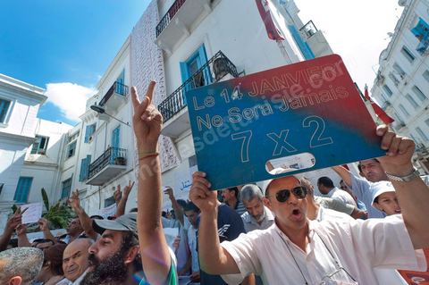 15 août 2011 : liste des martyrs de la Révolution sur le mur du siège historique de la syndicale de l'UGTT. manifestation devant le siège de l'UGGT, refusant de s'associer à la manif offciielle de l'UGTT réunie à la Bourse du Travail sous l'égide du secrétaire général controversé JRAD, les syndicalistes organisent une manifestation parralèle au siège historique de l'UGGT avant de réjoindre l'avenue Habib Bourguiba qui ménera à des affrontements avec la police.