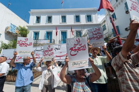 August 15, 2011: A demonstration took place in front of the UGGT headquarters, as union members refused to join the official UGTT demonstration held at the Labor Exchange under the leadership of the controversial Secretary-General JRAD; the union members organized a parallel demonstration at the historic UGGT headquarters before heading to Habib Bourguiba Avenue, where clashes with the police ensued.