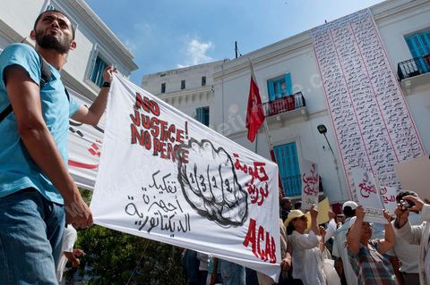 15 août 2011 : liste des martyrs de la Révolution sur le mur du siège historique de la syndicale de l'UGTT. manifestation devant le siège de l'UGGT, refusant de s'associer à la manif offciielle de l'UGTT réunie à la Bourse du Travail sous l'égide du secrétaire général controversé JRAD, les syndicalistes organisent une manifestation parralèle au siège historique de l'UGGT avant de réjoindre l'avenue Habib Bourguiba qui ménera à des affrontements avec la police.