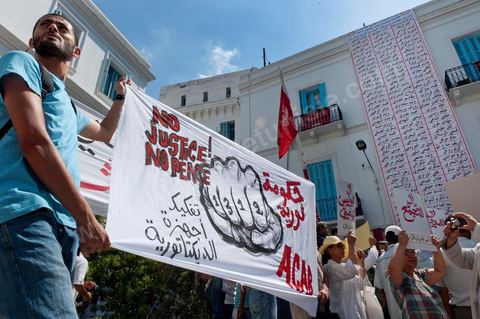 15 août 2011 : liste des martyrs de la Révolution sur le mur du siège historique de la syndicale de l'UGTT. manifestation devant le siège de l'UGGT, refusant de s'associer à la manif offciielle de l'UGTT réunie à la Bourse du Travail sous l'égide du secrétaire général controversé JRAD, les syndicalistes organisent une manifestation parralèle au siège historique de l'UGGT avant de réjoindre l'avenue Habib Bourguiba qui ménera à des affrontements avec la police.