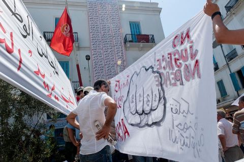 15 août 2011 : liste des martyrs de la Révolution sur le mur du siège historique de la syndicale de l'UGTT. manifestation devant le siège de l'UGGT, refusant de s'associer à la manif offciielle de l'UGTT réunie à la Bourse du Travail sous l'égide du secrétaire général controversé JRAD, les syndicalistes organisent une manifestation parralèle au siège historique de l'UGGT avant de réjoindre l'avenue Habib Bourguiba qui ménera à des affrontements avec la police.
