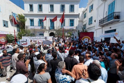 August 15, 2011: A demonstration took place in front of the UGGT headquarters, as union members refused to join the official UGTT demonstration held at the Labor Exchange under the leadership of the controversial Secretary-General JRAD; the union members organized a parallel demonstration at the historic UGGT headquarters before heading to Habib Bourguiba Avenue, where clashes with the police ensued.
