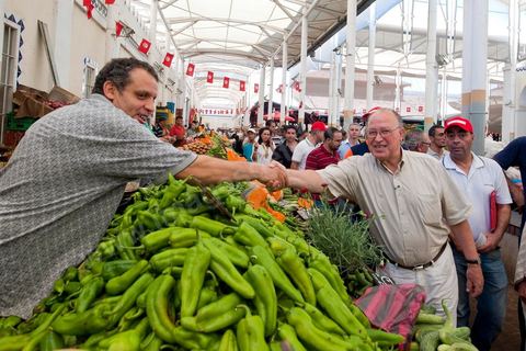Mustapha Ben Jaafar, secrétaire général et leader du parti démocrate le Forum démocratique pour le travail et les libertés (FDTL) en campagne électoral et la rencontre des citoyens au marché central de Tunis la dernière semaine de ramadan.
