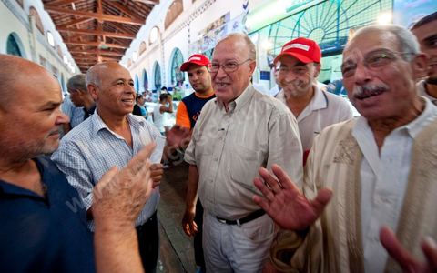 Mustapha Ben Jaafar, secrétaire général et leader du parti démocrate le Forum démocratique pour le travail et les libertés (FDTL) en campagne électoral et la rencontre des citoyens au marché central de Tunis la dernière semaine de ramadan.