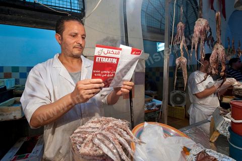 Mustapha Ben Jaafar, secrétaire général et leader du parti démocrate le Forum démocratique pour le travail et les libertés (FDTL) en campagne électoral et la rencontre des citoyens au marché central de Tunis la dernière semaine de ramadan.