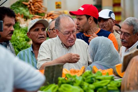 Mustapha Ben Jaafar, secrétaire général et leader du parti démocrate le Forum démocratique pour le travail et les libertés (FDTL) en campagne électoral et la rencontre des citoyens au marché central de Tunis la dernière semaine de ramadan.