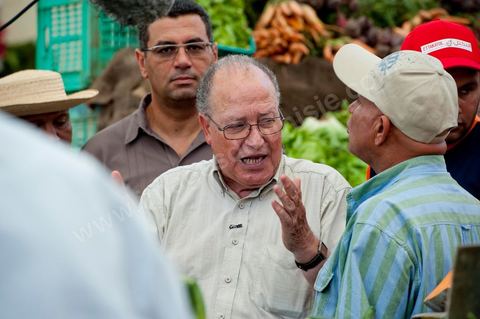 Mustapha Ben Jaafar, secrétaire général et leader du parti démocrate le Forum démocratique pour le travail et les libertés (FDTL) en campagne électoral et la rencontre des citoyens au marché central de Tunis la dernière semaine de ramadan.