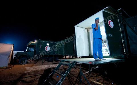Dans les camions d'unité mobile medicale, dans le camp militaire medical tunisien à 10 km du  poste frontalier de Ras Jedir