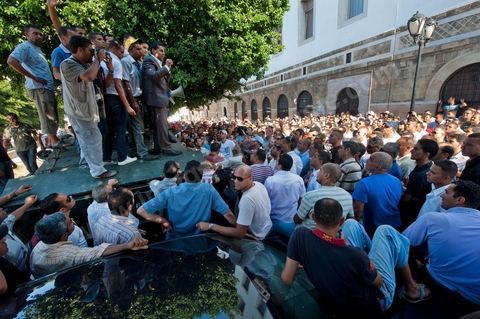 September 6, 2011: At Kasbah Square, police officers protested and occupied Government Square for a demonstration and sit-in. The police officers even entered the Prime Minister’s Office, demanding that the interim Prime Minister, Mr. Béji Caïd Essebsi, apologize for remarks he made that morning during his press conference, in which he called for the dissolution of law enforcement unions. In an address to the Tunisian people, the prime minister announced, to that end, a series of security measures, particularly the strict enforcement of the state of emergency in effect since the January 14 revolution.The government, he said, “will no longer tolerate practices that risk paralyzing the daily lives of Tunisians, such as blocking roads, attacking police stations and government facilities in the regions, and assaulting the national security forces and the army.”In this context, the Prime Minister announced the suspension of all union activities by the security forces and the dissolution of their union. He expressed surprise at the content of the statement released by the Union of Internal Security Forces, which, he noted, contained “insinuations of rebellion.”