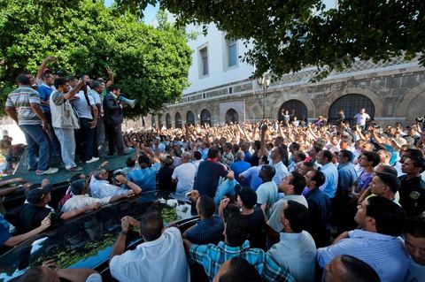 September 6, 2011: At Kasbah Square, police officers protested and occupied Government Square for a demonstration and sit-in. The police officers even entered the Prime Minister’s Office, demanding that the interim Prime Minister, Mr. Béji Caïd Essebsi, apologize for remarks he made that morning during his press conference, in which he called for the dissolution of law enforcement unions. In an address to the Tunisian people, the prime minister announced, to that end, a series of security measures, particularly the strict enforcement of the state of emergency in effect since the January 14 revolution.The government, he said, “will no longer tolerate practices that risk paralyzing the daily lives of Tunisians, such as blocking roads, attacking police stations and government facilities in the regions, and assaulting the national security forces and the army.”In this context, the Prime Minister announced the suspension of all union activities by the security forces and the dissolution of their union. He expressed surprise at the content of the statement released by the Union of Internal Security Forces, which, he noted, contained “insinuations of rebellion.”