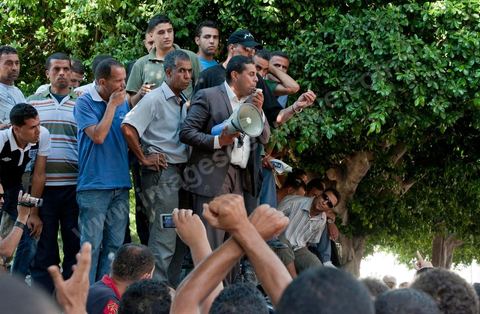 September 6, 2011: At Kasbah Square, police officers protested and occupied Government Square for a demonstration and sit-in. The police officers even entered the Prime Minister’s Office, demanding that the interim Prime Minister, Mr. Béji Caïd Essebsi, apologize for remarks he made that morning during his press conference, in which he called for the dissolution of law enforcement unions. In an address to the Tunisian people, the prime minister announced, to that end, a series of security measures, particularly the strict enforcement of the state of emergency in effect since the January 14 revolution.The government, he said, “will no longer tolerate practices that risk paralyzing the daily lives of Tunisians, such as blocking roads, attacking police stations and government facilities in the regions, and assaulting the national security forces and the army.”In this context, the Prime Minister announced the suspension of all union activities by the security forces and the dissolution of their union. He expressed surprise at the content of the statement released by the Union of Internal Security Forces, which, he noted, contained “insinuations of rebellion.”