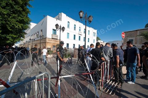 September 6, 2011: At Kasbah Square, police officers protested and occupied Government Square for a demonstration and sit-in. The police officers even entered the Prime Minister’s Office, demanding that the interim Prime Minister, Mr. Béji Caïd Essebsi, apologize for remarks he made that morning during his press conference, in which he called for the dissolution of law enforcement unions. In an address to the Tunisian people, the prime minister announced, to that end, a series of security measures, particularly the strict enforcement of the state of emergency in effect since the January 14 revolution.The government, he said, “will no longer tolerate practices that risk paralyzing the daily lives of Tunisians, such as blocking roads, attacking police stations and government facilities in the regions, and assaulting the national security forces and the army.”In this context, the Prime Minister announced the suspension of all union activities by the security forces and the dissolution of their union. He expressed surprise at the content of the statement released by the Union of Internal Security Forces, which, he noted, contained “insinuations of rebellion.”