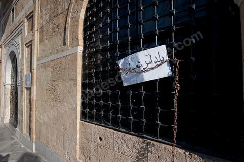 September 6, 2011: At Kasbah Square, police officers protested and occupied Government Square for a demonstration and sit-in. The police officers even entered the Prime Minister’s Office, demanding that the interim Prime Minister, Mr. Béji Caïd Essebsi, apologize for remarks he made that morning during his press conference, in which he called for the dissolution of law enforcement unions. In an address to the Tunisian people, the prime minister announced, to that end, a series of security measures, particularly the strict enforcement of the state of emergency in effect since the January 14 revolution.The government, he said, “will no longer tolerate practices that risk paralyzing the daily lives of Tunisians, such as blocking roads, attacking police stations and government facilities in the regions, and assaulting the national security forces and the army.”In this context, the Prime Minister announced the suspension of all union activities by the security forces and the dissolution of their union. He expressed surprise at the content of the statement released by the Union of Internal Security Forces, which, he noted, contained “insinuations of rebellion.”