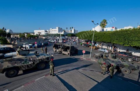 September 6, 2011: At Kasbah Square, police officers protested and occupied Government Square for a demonstration and sit-in. The police officers even entered the Prime Minister’s Office, demanding that the interim Prime Minister, Mr. Béji Caïd Essebsi, apologize for remarks he made that morning during his press conference, in which he called for the dissolution of law enforcement unions. In an address to the Tunisian people, the prime minister announced, to that end, a series of security measures, particularly the strict enforcement of the state of emergency in effect since the January 14 revolution.The government, he said, “will no longer tolerate practices that risk paralyzing the daily lives of Tunisians, such as blocking roads, attacking police stations and government facilities in the regions, and assaulting the national security forces and the army.”In this context, the Prime Minister announced the suspension of all union activities by the security forces and the dissolution of their union. He expressed surprise at the content of the statement released by the Union of Internal Security Forces, which, he noted, contained “insinuations of rebellion.”