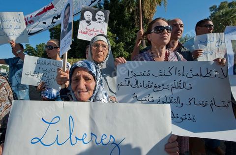 September 22: Samir’s family—his wife Leila and his mother Rafia—appeared before the Military Court in Tunis, where a large rally was held in support of Samir Feriani during his ongoing trial. Late in the morning, the military court decided to release Samir Feriani on provisional bail despite the serious charges against him. Samir Feriani is a Tunisian police officer who has been incarcerated since late May for claiming that “Ben Ali’s criminals” were still operating within the Ministry of the Interior. At the conclusion of the first hearing of his trial for “undermining state security” before the Tunis Military Court, Samir Feriani, 44, was released on provisional bail, and the trial was adjourned until September 29. This decision was met with an outpouring of joy from the dozens of family members and supporters who had gathered outside the courthouse early that morning. His family, including his three children, were in tears, and his aunt fainted. “This is a victory for human rights, for freedom of expression, and for all of Tunisia,” said Leila Feriani, the officer’s wife.