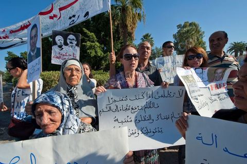September 22: Samir’s family—his wife Leila and his mother Rafia—appeared before the Military Court in Tunis, where a large rally was held in support of Samir Feriani during his ongoing trial. Late in the morning, the military court decided to release Samir Feriani on provisional bail despite the serious charges against him. Samir Feriani is a Tunisian police officer who has been incarcerated since late May for claiming that “Ben Ali’s criminals” were still operating within the Ministry of the Interior. At the conclusion of the first hearing of his trial for “undermining state security” before the Tunis Military Court, Samir Feriani, 44, was released on provisional bail, and the trial was adjourned until September 29. This decision was met with an outpouring of joy from the dozens of family members and supporters who had gathered outside the courthouse early that morning. His family, including his three children, were in tears, and his aunt fainted. “This is a victory for human rights, for freedom of expression, and for all of Tunisia,” said Leila Feriani, the officer’s wife.