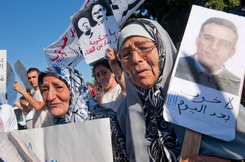 September 22: Samir’s family—his wife Leila and his mother Rafia—appeared before the Military Court in Tunis, where a large rally was held in support of Samir Feriani during his ongoing trial. Late in the morning, the military court decided to release Samir Feriani on provisional bail despite the serious charges against him. Samir Feriani is a Tunisian police officer who has been incarcerated since late May for claiming that “Ben Ali’s criminals” were still operating within the Ministry of the Interior. At the conclusion of the first hearing of his trial for “undermining state security” before the Tunis Military Court, Samir Feriani, 44, was released on provisional bail, and the trial was adjourned until September 29. This decision was met with an outpouring of joy from the dozens of family members and supporters who had gathered outside the courthouse early that morning. His family, including his three children, were in tears, and his aunt fainted. “This is a victory for human rights, for freedom of expression, and for all of Tunisia,” said Leila Feriani, the officer’s wife.