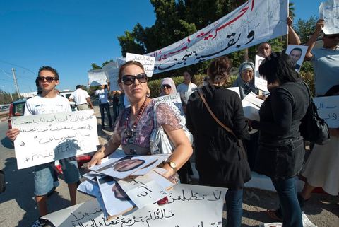 September 22: Samir’s family—his wife Leila and his mother Rafia—appeared before the Military Court in Tunis, where a large rally was held in support of Samir Feriani during his ongoing trial. Late in the morning, the military court decided to release Samir Feriani on provisional bail despite the serious charges against him. Samir Feriani is a Tunisian police officer who has been incarcerated since late May for claiming that “Ben Ali’s criminals” were still operating within the Ministry of the Interior. At the conclusion of the first hearing of his trial for “undermining state security” before the Tunis Military Court, Samir Feriani, 44, was released on provisional bail, and the trial was adjourned until September 29. This decision was met with an outpouring of joy from the dozens of family members and supporters who had gathered outside the courthouse early that morning. His family, including his three children, were in tears, and his aunt fainted. “This is a victory for human rights, for freedom of expression, and for all of Tunisia,” said Leila Feriani, the officer’s wife.