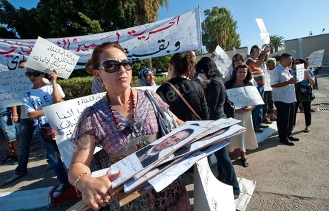 September 22: Samir’s family—his wife Leila and his mother Rafia—appeared before the Military Court in Tunis, where a large rally was held in support of Samir Feriani during his ongoing trial. Late in the morning, the military court decided to release Samir Feriani on provisional bail despite the serious charges against him. Samir Feriani is a Tunisian police officer who has been incarcerated since late May for claiming that “Ben Ali’s criminals” were still operating within the Ministry of the Interior. At the conclusion of the first hearing of his trial for “undermining state security” before the Tunis Military Court, Samir Feriani, 44, was released on provisional bail, and the trial was adjourned until September 29. This decision was met with an outpouring of joy from the dozens of family members and supporters who had gathered outside the courthouse early that morning. His family, including his three children, were in tears, and his aunt fainted. “This is a victory for human rights, for freedom of expression, and for all of Tunisia,” said Leila Feriani, the officer’s wife.