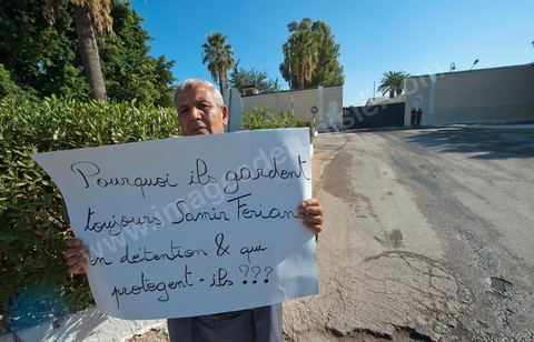 22 septembre : devant le Tribunal Militaire de Tunis, un grand rassemblement de soutien pour Samir Feriani pour son procès en cours. Il est decidé par le tribunal militaire en fin de matinée de la libération provisoire de Samir Feriani malgré les lourdes accusations. Samir Feriani est un policier tunisien, incarcéré depuis fin mai pour avoir affirmé que des "criminels de Ben Ali" oeuvraient toujours au ministère de l'Intérieur. A l'issue de la première audience de son procès pour "atteinte à la sûreté de l'Etat" devant le tribunal militaire de Tunis, Samir Feriani, 44 ans, a été remis en liberté provisoire et le procès ajourné au 29 septembre. Cette décision a été saluée par une explosion de joie des dizaines de proches et sympathisants qui s'étaient rassemblés dès le matin devant le tribunal. Ses proches, dont ses trois enfants, étaient en larmes, et sa tante s'est évanouie. "C'est une victoire pour les droits de l'homme, pour la liberté d'expression et pour toute la Tunisie", a déclaré Leila Feriani, l'épouse de l'officier.