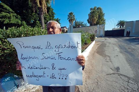 22 septembre : devant le Tribunal Militaire de Tunis, un grand rassemblement de soutien pour Samir Feriani pour son procès en cours. Il est decidé par le tribunal militaire en fin de matinée de la libération provisoire de Samir Feriani malgré les lourdes accusations. Samir Feriani est un policier tunisien, incarcéré depuis fin mai pour avoir affirmé que des "criminels de Ben Ali" oeuvraient toujours au ministère de l'Intérieur. A l'issue de la première audience de son procès pour "atteinte à la sûreté de l'Etat" devant le tribunal militaire de Tunis, Samir Feriani, 44 ans, a été remis en liberté provisoire et le procès ajourné au 29 septembre. Cette décision a été saluée par une explosion de joie des dizaines de proches et sympathisants qui s'étaient rassemblés dès le matin devant le tribunal. Ses proches, dont ses trois enfants, étaient en larmes, et sa tante s'est évanouie. "C'est une victoire pour les droits de l'homme, pour la liberté d'expression et pour toute la Tunisie", a déclaré Leila Feriani, l'épouse de l'officier.