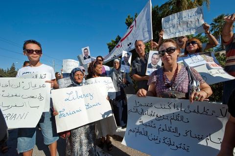 September 22: Samir’s family—his wife Leila and his mother Rafia—appeared before the Military Court in Tunis, where a large rally was held in support of Samir Feriani during his ongoing trial. Late in the morning, the military court decided to release Samir Feriani on provisional bail despite the serious charges against him. Samir Feriani is a Tunisian police officer who has been incarcerated since late May for claiming that “Ben Ali’s criminals” were still operating within the Ministry of the Interior. At the conclusion of the first hearing of his trial for “undermining state security” before the Tunis Military Court, Samir Feriani, 44, was released on provisional bail, and the trial was adjourned until September 29. This decision was met with an outpouring of joy from the dozens of family members and supporters who had gathered outside the courthouse early that morning. His family, including his three children, were in tears, and his aunt fainted. “This is a victory for human rights, for freedom of expression, and for all of Tunisia,” said Leila Feriani, the officer’s wife.