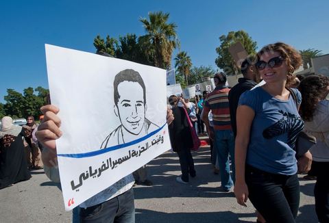 22 septembre : devant le Tribunal Militaire de Tunis, un grand rassemblement de soutien pour Samir Feriani pour son procès en cours. Il est decidé par le tribunal militaire en fin de matinée de la libération provisoire de Samir Feriani malgré les lourdes accusations. Samir Feriani est un policier tunisien, incarcéré depuis fin mai pour avoir affirmé que des "criminels de Ben Ali" oeuvraient toujours au ministère de l'Intérieur. A l'issue de la première audience de son procès pour "atteinte à la sûreté de l'Etat" devant le tribunal militaire de Tunis, Samir Feriani, 44 ans, a été remis en liberté provisoire et le procès ajourné au 29 septembre. Cette décision a été saluée par une explosion de joie des dizaines de proches et sympathisants qui s'étaient rassemblés dès le matin devant le tribunal. Ses proches, dont ses trois enfants, étaient en larmes, et sa tante s'est évanouie. "C'est une victoire pour les droits de l'homme, pour la liberté d'expression et pour toute la Tunisie", a déclaré Leila Feriani, l'épouse de l'officier.