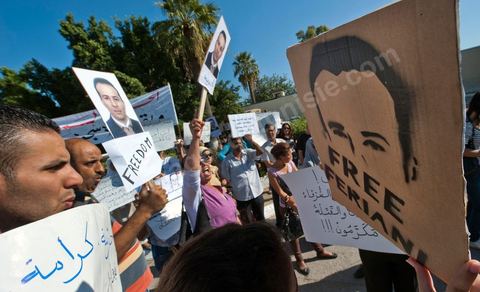 22 septembre : devant le Tribunal Militaire de Tunis, un grand rassemblement de soutien pour Samir Feriani pour son procès en cours. Il est decidé par le tribunal militaire en fin de matinée de la libération provisoire de Samir Feriani malgré les lourdes accusations. Samir Feriani est un policier tunisien, incarcéré depuis fin mai pour avoir affirmé que des "criminels de Ben Ali" oeuvraient toujours au ministère de l'Intérieur. A l'issue de la première audience de son procès pour "atteinte à la sûreté de l'Etat" devant le tribunal militaire de Tunis, Samir Feriani, 44 ans, a été remis en liberté provisoire et le procès ajourné au 29 septembre. Cette décision a été saluée par une explosion de joie des dizaines de proches et sympathisants qui s'étaient rassemblés dès le matin devant le tribunal. Ses proches, dont ses trois enfants, étaient en larmes, et sa tante s'est évanouie. "C'est une victoire pour les droits de l'homme, pour la liberté d'expression et pour toute la Tunisie", a déclaré Leila Feriani, l'épouse de l'officier.