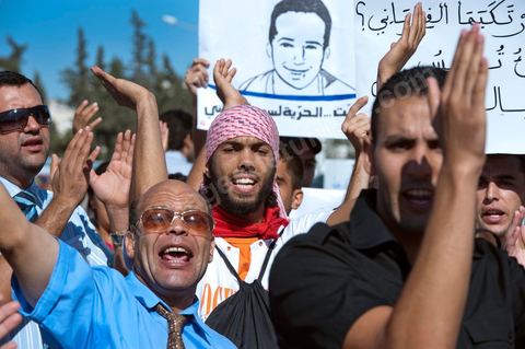 22 septembre : devant le Tribunal Militaire de Tunis, un grand rassemblement de soutien pour Samir Feriani pour son procès en cours. Il est decidé par le tribunal militaire en fin de matinée de la libération provisoire de Samir Feriani malgré les lourdes accusations. Samir Feriani est un policier tunisien, incarcéré depuis fin mai pour avoir affirmé que des "criminels de Ben Ali" oeuvraient toujours au ministère de l'Intérieur. A l'issue de la première audience de son procès pour "atteinte à la sûreté de l'Etat" devant le tribunal militaire de Tunis, Samir Feriani, 44 ans, a été remis en liberté provisoire et le procès ajourné au 29 septembre. Cette décision a été saluée par une explosion de joie des dizaines de proches et sympathisants qui s'étaient rassemblés dès le matin devant le tribunal. Ses proches, dont ses trois enfants, étaient en larmes, et sa tante s'est évanouie. "C'est une victoire pour les droits de l'homme, pour la liberté d'expression et pour toute la Tunisie", a déclaré Leila Feriani, l'épouse de l'officier.