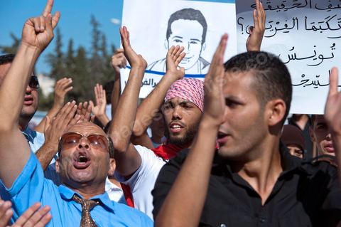 22 septembre : devant le Tribunal Militaire de Tunis, un grand rassemblement de soutien pour Samir Feriani pour son procès en cours. Il est decidé par le tribunal militaire en fin de matinée de la libération provisoire de Samir Feriani malgré les lourdes accusations. Samir Feriani est un policier tunisien, incarcéré depuis fin mai pour avoir affirmé que des "criminels de Ben Ali" oeuvraient toujours au ministère de l'Intérieur. A l'issue de la première audience de son procès pour "atteinte à la sûreté de l'Etat" devant le tribunal militaire de Tunis, Samir Feriani, 44 ans, a été remis en liberté provisoire et le procès ajourné au 29 septembre. Cette décision a été saluée par une explosion de joie des dizaines de proches et sympathisants qui s'étaient rassemblés dès le matin devant le tribunal. Ses proches, dont ses trois enfants, étaient en larmes, et sa tante s'est évanouie. "C'est une victoire pour les droits de l'homme, pour la liberté d'expression et pour toute la Tunisie", a déclaré Leila Feriani, l'épouse de l'officier.
