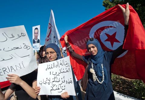 22 septembre : devant le Tribunal Militaire de Tunis, un grand rassemblement de soutien pour Samir Feriani pour son procès en cours. Il est decidé par le tribunal militaire en fin de matinée de la libération provisoire de Samir Feriani malgré les lourdes accusations. Samir Feriani est un policier tunisien, incarcéré depuis fin mai pour avoir affirmé que des "criminels de Ben Ali" oeuvraient toujours au ministère de l'Intérieur. A l'issue de la première audience de son procès pour "atteinte à la sûreté de l'Etat" devant le tribunal militaire de Tunis, Samir Feriani, 44 ans, a été remis en liberté provisoire et le procès ajourné au 29 septembre. Cette décision a été saluée par une explosion de joie des dizaines de proches et sympathisants qui s'étaient rassemblés dès le matin devant le tribunal. Ses proches, dont ses trois enfants, étaient en larmes, et sa tante s'est évanouie. "C'est une victoire pour les droits de l'homme, pour la liberté d'expression et pour toute la Tunisie", a déclaré Leila Feriani, l'épouse de l'officier.