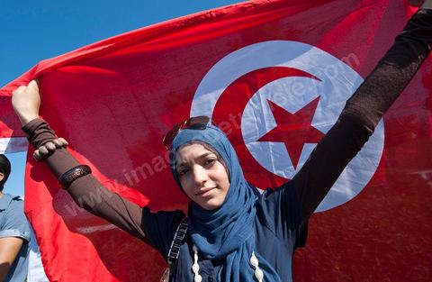 22 septembre : devant le Tribunal Militaire de Tunis, un grand rassemblement de soutien pour Samir Feriani pour son procès en cours. Il est decidé par le tribunal militaire en fin de matinée de la libération provisoire de Samir Feriani malgré les lourdes accusations. Samir Feriani est un policier tunisien, incarcéré depuis fin mai pour avoir affirmé que des "criminels de Ben Ali" oeuvraient toujours au ministère de l'Intérieur. A l'issue de la première audience de son procès pour "atteinte à la sûreté de l'Etat" devant le tribunal militaire de Tunis, Samir Feriani, 44 ans, a été remis en liberté provisoire et le procès ajourné au 29 septembre. Cette décision a été saluée par une explosion de joie des dizaines de proches et sympathisants qui s'étaient rassemblés dès le matin devant le tribunal. Ses proches, dont ses trois enfants, étaient en larmes, et sa tante s'est évanouie. "C'est une victoire pour les droits de l'homme, pour la liberté d'expression et pour toute la Tunisie", a déclaré Leila Feriani, l'épouse de l'officier.