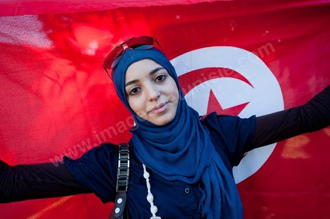 22 septembre : devant le Tribunal Militaire de Tunis, un grand rassemblement de soutien pour Samir Feriani pour son procès en cours. Il est decidé par le tribunal militaire en fin de matinée de la libération provisoire de Samir Feriani malgré les lourdes accusations. Samir Feriani est un policier tunisien, incarcéré depuis fin mai pour avoir affirmé que des "criminels de Ben Ali" oeuvraient toujours au ministère de l'Intérieur. A l'issue de la première audience de son procès pour "atteinte à la sûreté de l'Etat" devant le tribunal militaire de Tunis, Samir Feriani, 44 ans, a été remis en liberté provisoire et le procès ajourné au 29 septembre. Cette décision a été saluée par une explosion de joie des dizaines de proches et sympathisants qui s'étaient rassemblés dès le matin devant le tribunal. Ses proches, dont ses trois enfants, étaient en larmes, et sa tante s'est évanouie. "C'est une victoire pour les droits de l'homme, pour la liberté d'expression et pour toute la Tunisie", a déclaré Leila Feriani, l'épouse de l'officier.