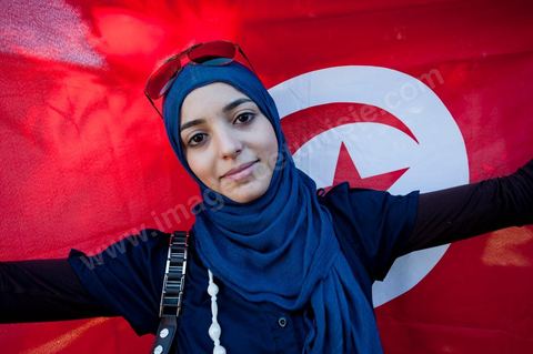 22 septembre : devant le Tribunal Militaire de Tunis, un grand rassemblement de soutien pour Samir Feriani pour son procès en cours. Il est decidé par le tribunal militaire en fin de matinée de la libération provisoire de Samir Feriani malgré les lourdes accusations. Samir Feriani est un policier tunisien, incarcéré depuis fin mai pour avoir affirmé que des "criminels de Ben Ali" oeuvraient toujours au ministère de l'Intérieur. A l'issue de la première audience de son procès pour "atteinte à la sûreté de l'Etat" devant le tribunal militaire de Tunis, Samir Feriani, 44 ans, a été remis en liberté provisoire et le procès ajourné au 29 septembre. Cette décision a été saluée par une explosion de joie des dizaines de proches et sympathisants qui s'étaient rassemblés dès le matin devant le tribunal. Ses proches, dont ses trois enfants, étaient en larmes, et sa tante s'est évanouie. "C'est une victoire pour les droits de l'homme, pour la liberté d'expression et pour toute la Tunisie", a déclaré Leila Feriani, l'épouse de l'officier.