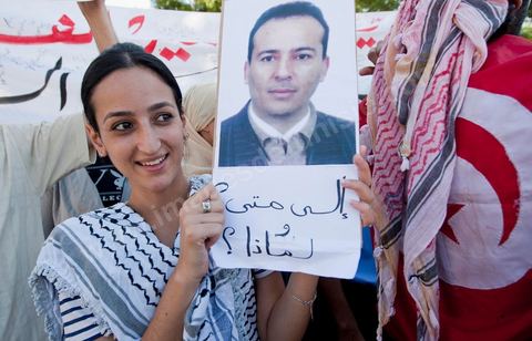 22 septembre : devant le Tribunal Militaire de Tunis, un grand rassemblement de soutien pour Samir Feriani pour son procès en cours. Il est decidé par le tribunal militaire en fin de matinée de la libération provisoire de Samir Feriani malgré les lourdes accusations. Samir Feriani est un policier tunisien, incarcéré depuis fin mai pour avoir affirmé que des "criminels de Ben Ali" oeuvraient toujours au ministère de l'Intérieur. A l'issue de la première audience de son procès pour "atteinte à la sûreté de l'Etat" devant le tribunal militaire de Tunis, Samir Feriani, 44 ans, a été remis en liberté provisoire et le procès ajourné au 29 septembre. Cette décision a été saluée par une explosion de joie des dizaines de proches et sympathisants qui s'étaient rassemblés dès le matin devant le tribunal. Ses proches, dont ses trois enfants, étaient en larmes, et sa tante s'est évanouie. "C'est une victoire pour les droits de l'homme, pour la liberté d'expression et pour toute la Tunisie", a déclaré Leila Feriani, l'épouse de l'officier.