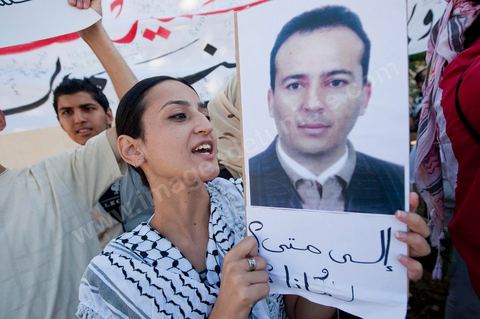 22 septembre : devant le Tribunal Militaire de Tunis, un grand rassemblement de soutien pour Samir Feriani pour son procès en cours. Il est decidé par le tribunal militaire en fin de matinée de la libération provisoire de Samir Feriani malgré les lourdes accusations. Samir Feriani est un policier tunisien, incarcéré depuis fin mai pour avoir affirmé que des "criminels de Ben Ali" oeuvraient toujours au ministère de l'Intérieur. A l'issue de la première audience de son procès pour "atteinte à la sûreté de l'Etat" devant le tribunal militaire de Tunis, Samir Feriani, 44 ans, a été remis en liberté provisoire et le procès ajourné au 29 septembre. Cette décision a été saluée par une explosion de joie des dizaines de proches et sympathisants qui s'étaient rassemblés dès le matin devant le tribunal. Ses proches, dont ses trois enfants, étaient en larmes, et sa tante s'est évanouie. "C'est une victoire pour les droits de l'homme, pour la liberté d'expression et pour toute la Tunisie", a déclaré Leila Feriani, l'épouse de l'officier.