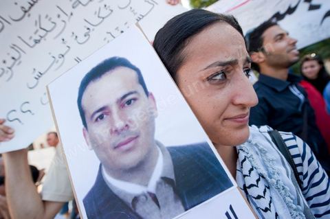 22 septembre : devant le Tribunal Militaire de Tunis, un grand rassemblement de soutien pour Samir Feriani pour son procès en cours. Il est decidé par le tribunal militaire en fin de matinée de la libération provisoire de Samir Feriani malgré les lourdes accusations. Samir Feriani est un policier tunisien, incarcéré depuis fin mai pour avoir affirmé que des "criminels de Ben Ali" oeuvraient toujours au ministère de l'Intérieur. A l'issue de la première audience de son procès pour "atteinte à la sûreté de l'Etat" devant le tribunal militaire de Tunis, Samir Feriani, 44 ans, a été remis en liberté provisoire et le procès ajourné au 29 septembre. Cette décision a été saluée par une explosion de joie des dizaines de proches et sympathisants qui s'étaient rassemblés dès le matin devant le tribunal. Ses proches, dont ses trois enfants, étaient en larmes, et sa tante s'est évanouie. "C'est une victoire pour les droits de l'homme, pour la liberté d'expression et pour toute la Tunisie", a déclaré Leila Feriani, l'épouse de l'officier.