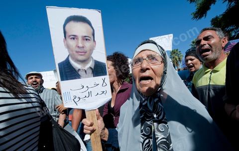22 septembre : devant le Tribunal Militaire de Tunis, un grand rassemblement de soutien pour Samir Feriani pour son procès en cours. Il est decidé par le tribunal militaire en fin de matinée de la libération provisoire de Samir Feriani malgré les lourdes accusations. Samir Feriani est un policier tunisien, incarcéré depuis fin mai pour avoir affirmé que des "criminels de Ben Ali" oeuvraient toujours au ministère de l'Intérieur. A l'issue de la première audience de son procès pour "atteinte à la sûreté de l'Etat" devant le tribunal militaire de Tunis, Samir Feriani, 44 ans, a été remis en liberté provisoire et le procès ajourné au 29 septembre. Cette décision a été saluée par une explosion de joie des dizaines de proches et sympathisants qui s'étaient rassemblés dès le matin devant le tribunal. Ses proches, dont ses trois enfants, étaient en larmes, et sa tante s'est évanouie. "C'est une victoire pour les droits de l'homme, pour la liberté d'expression et pour toute la Tunisie", a déclaré Leila Feriani, l'épouse de l'officier.
